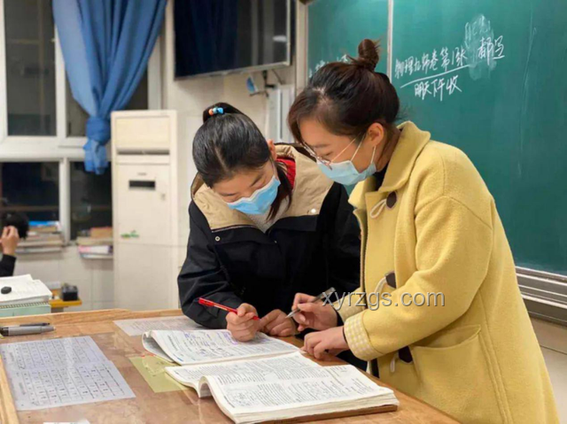 已护考10年的女警今年为女儿护考：母爱与职责的传承